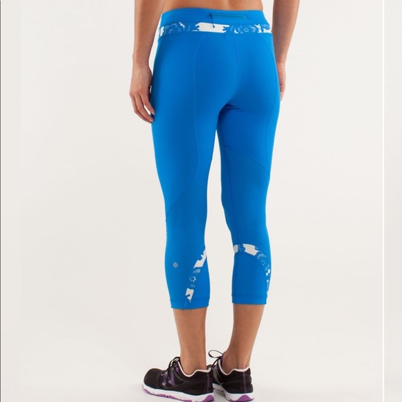 Lululemon Run Inspire Crop II blue and white floral leggings size 4 - Picture 2 of 7